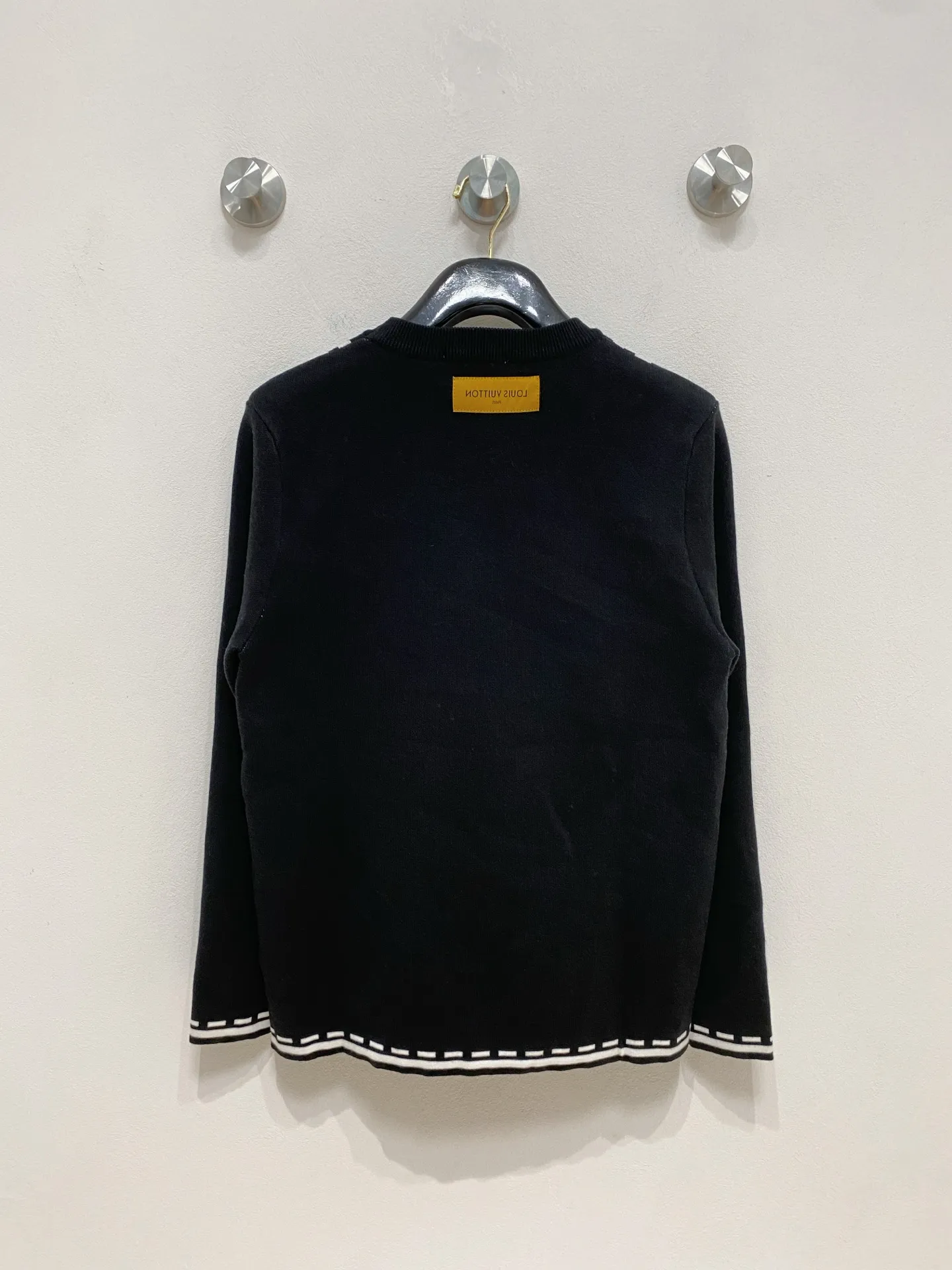 🅿️440 LV V-neck sweater, made of wool blended yarn, has good warmth retention, fluffy and soft, doubles skin care, giving you a lightweight wearing experience. High-quality natural fibers ensure high-quality life. The whole piece adopts solid color single-sided craftsmanship, leaving loose space when fit, solid color plain weave, neat texture, solid color design, durable and high-end. The workmanship is meticulous, fashionable and versatile. The reverse shoulder design is simple and comfortable. At the same time, it uses counter stitching to highlight the quality in the details, making the temperament more low-key, restrained, calm and stylish, and better showing the clean and tidy side of successful men. The collar, cuffs, and hem are made of dense rib weaving, which is tight and elastic, not easy to deform, and highlights the details and texture. Whether worn alone or layered, it can not only give you a warm feeling, but also give you a sophisticated sense of fashion.      Size: M-XXXL